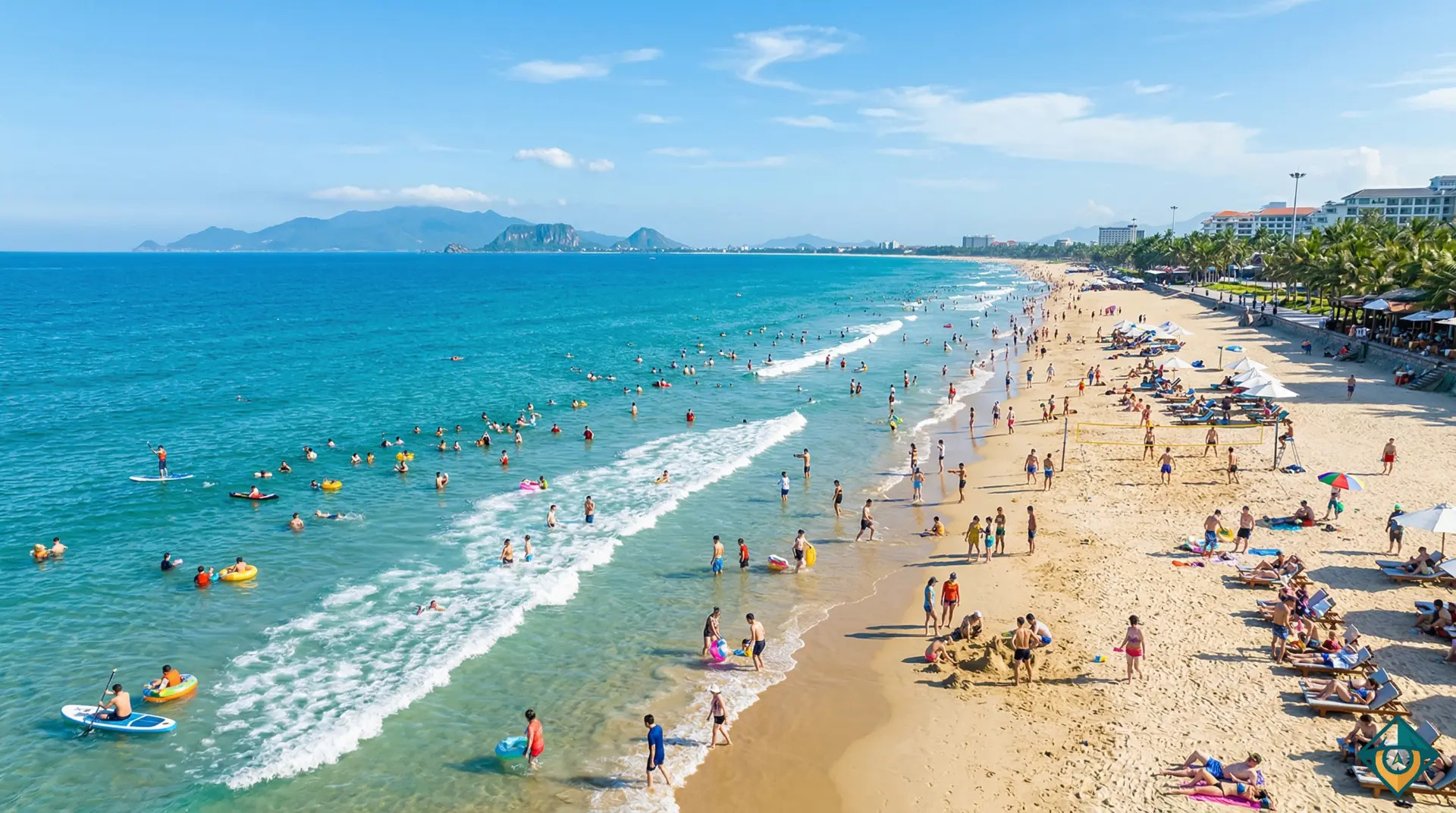 Bãi biển Đà Nẵng mùa hè rực rỡ, thu hút đông đảo du khách