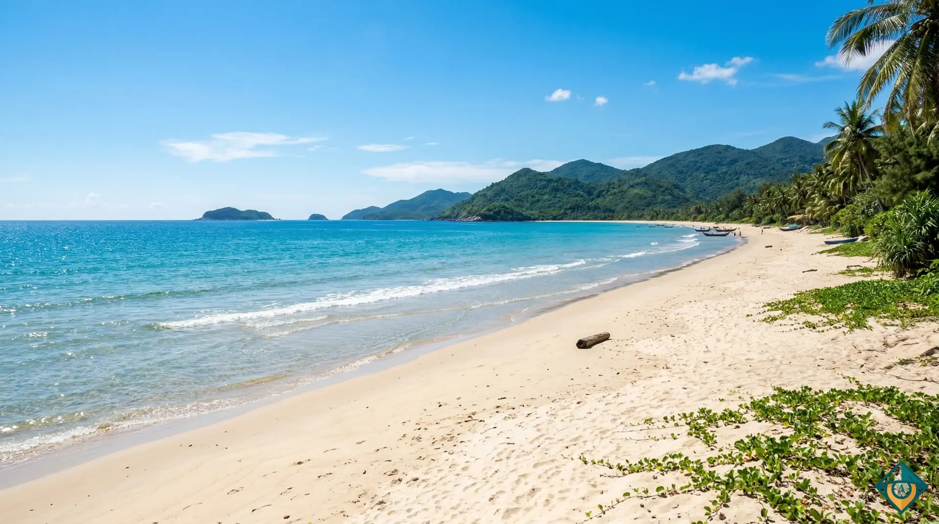 Bãi biển hoang sơ với nước biển xanh trong là điểm đến lý tưởng cho mùa hè
